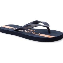 Japonki CALVIN KLEIN - Ff Sandals KM0KM00344 Blue Shadow 470. Niebieskie klapki męskie Calvin Klein, z tworzywa sztucznego, bez zapięcia. W wyprzedaży za 139,00 zł.