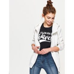 Bluzy rozpinane damskie: Zapinana bluza z kapturem - Biały