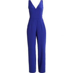 IVY & OAK V NECK Kombinezon dramatic blue. Niebieskie spodnie damskie marki IVY & OAK, bez wzorów, z elastanu, bez kołnierzyka, bez rękawów. W wyprzedaży za 575,20 zł.