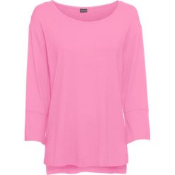 Shirt z dłuższym tyłem bonprix jasnoróżowy. Różowe koszulki damskie marki bonprix, bez wzorów, bez kołnierzyka. Za 49,99 zł.