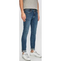Wrangler - Jeansy Bryson. Niebieskie jeansy męskie Wrangler, bez wzorów, z obniżonym stanem. W wyprzedaży za 259,90 zł.