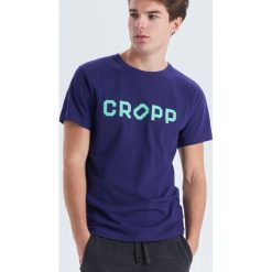 Koszulka z nadrukiem Granatowy. Niebieskie koszulki męskie marki Cropp, s, z nadrukiem, bez kołnierzyka, bez rękawów. Za 34,99 zł.