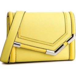 Torebka KARL LAGERFELD - 86KW3064 Butter. Żółte listonoszki damskie KARL LAGERFELD, bez wzorów, ze skóry, klasyczne, bez dodatków. W wyprzedaży za 679,00 zł.
