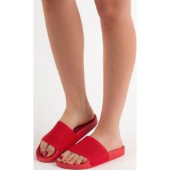CZERWONE KLAPKI VICES. Czerwone klapki damskie vices, bez wzorów, bez obcasa. W wyprzedaży za 49,90 zł.