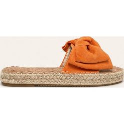 Answear - Klapki Erynn. Pomarańczowe klapki damskie ANSWEAR, bez wzorów, z materiału, bez obcasa, na obcasie. W wyprzedaży za 59,90 zł.