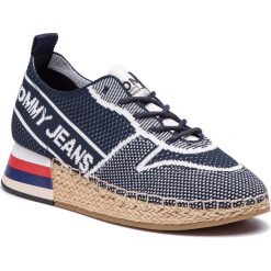 Espadryle TOMMY JEANS - Knit Tommy Jeans Hybrid Shoe EN0EN00581 Midnight 403. Niebieskie espadryle damskie Tommy Jeans, bez wzorów, z jeansu, bez obcasa, na koturnie. Za 539,00 zł.