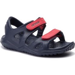 Sandały CROCS - Swiftwater River Sandal K 204988 Blue/Red. Niebieskie sandały chłopięce Crocs, ze skóry ekologicznej, bez zapięcia. Za 109,99 zł.