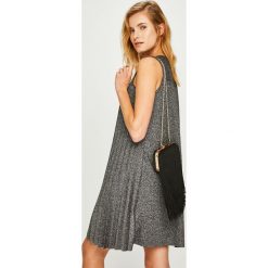 Pieces - Torebka. Czarne kopertówki damskie Pieces, bez wzorów, z poliesteru, na ramię, małe, bez dodatków. W wyprzedaży za 49,90 zł.