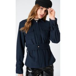 Płaszcze damskie: NA-KD Krótki płaszcz z paskiem – Blue,Navy