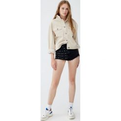 Jeansowe spodenki mom fit z perłami. Czarne szorty damskie Pull&Bear, bez wzorów, z jeansu. Za 99,90 zł.