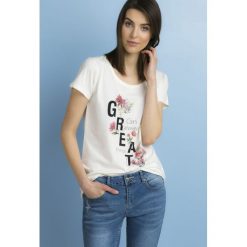 Bluzka z wiosennym printem. Niebieskie bluzki damskie Monnari, z aplikacjami, z bawełny, bez kołnierzyka. Za 39,95 zł.