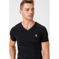 Calvin Klein Essential Koszulka Czarny. Czarne podkoszulki męskie Calvin Klein, xl, z haftami, z elastanu, bez kołnierzyka, z krótkim rękawem, krótkie. Za 152,95 zł.