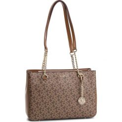 Torebka DKNY - Bryant Md Shop Toe R84AJ915 Mocha Logo/Vic 9MV. Pomarańczowe torebki klasyczne damskie DKNY, bez wzorów, ze skóry ekologicznej, klasyczne, bez dodatków. Za 979,00 zł.