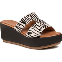 Klapki INUOVO - 123045 Zebra. Czarne klapki damskie Inuovo, bez wzorów, ze skóry, bez obcasa, na obcasie. Za 319,00 zł.