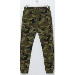 Joggery z tkaniny - Wielobarwny. Spodnie męskie Sinsay, bez wzorów, z tkaniny. Za 49,99 zł.