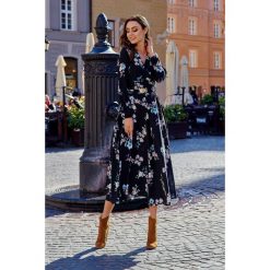 Modna sukienka midi czarny w kwiatki. Czarne sukienki damskie Lemoniade, na zimę, w paski, z materiału, bez kołnierzyka, bez rękawów, długie, midi. Za 259,00 zł.