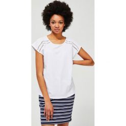 T-shirt z ażurowym zdobieniem. Białe bluzki damskie Moodo, s, w koronkowe wzory, z bawełny, klasyczne, z okrągłym kołnierzem, z krótkim rękawem. Za 49,99 zł.