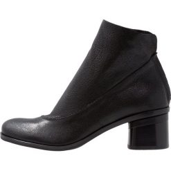 Lilimill SOUL Botki nero. Czarne botki damskie na zamek lilimill, z materiału, klasyczne. Za 589,00 zł.