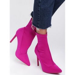 Fioletowe Botki Sensually. Fioletowe botki damskie Renee, z satyny, ze szpiczastym noskiem, bez obcasa, na obcasie, bez zapięcia. Za 109,99 zł.
