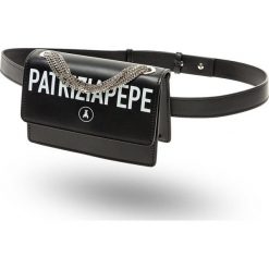 NERKA Patrizia Pepe. Czarne nerki damskie Patrizia Pepe, w paski, ze skóry, z nadrukiem, bez dodatków. Za 989,00 zł.