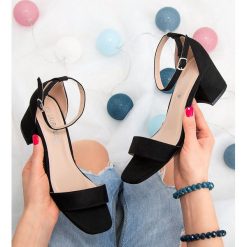 Sandałki damskie Laura Mode QL-158 Czarne. Czarne sandały damskie LAURA MODE, bez wzorów, z zamszu, klasyczne, na niskim obcasie, na obcasie, bez zapięcia. Za 89,00 zł.