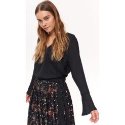 Bluzka długi rękaw o luźnym kroju. Czarne bluzki damskie Top Secret, bez wzorów, z tkaniny, eleganckie, z dekoltem w serek, z długim rękawem. Za 89,99 zł.