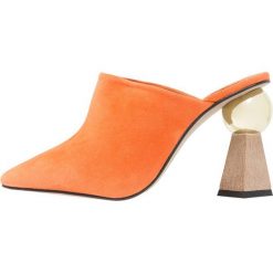 Topshop GALA SCULPTURED HEEL Klapki orange. Pomarańczowe klapki damskie marki Topshop, bez wzorów, z weluru, bez obcasa. Za 419,00 zł.