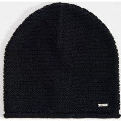 Czapka beanie o splocie w prążki - Czarny. Czarne czapki damskie Mohito, bez wzorów, ze splotem. Za 29,99 zł.