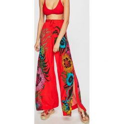 Desigual - Spodnie plażowe. Stroje kąpielowe damskie Desigual. W wyprzedaży za 179,90 zł.