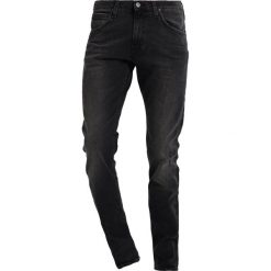 Lee LUKE Jeansy Slim Fit destroyed denim. Czarne jeansy męskie relaxed fit marki Lee, z bawełny. W wyprzedaży za 359,20 zł.