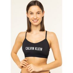 Biustonosz top Calvin Klein Performance Low Support 00GWH9K114. Czarne topy damskie Calvin Klein Performance, s, bez wzorów, z elastanu, bez kołnierzyka. W wyprzedaży za 149,00 zł.