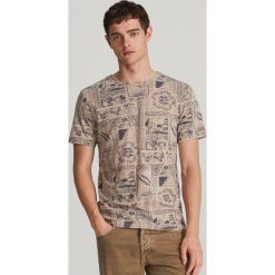 Wzorzysty T-shirt - Beżowy. Brązowe t-shirty męskie Reserved, s, bez wzorów, bez kołnierzyka. Za 49,99 zł.