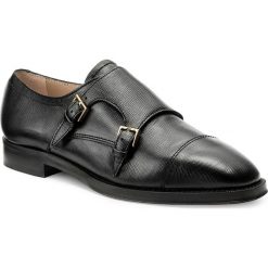 Półbuty STUART WEITZMAN - Monk XL17459 Nero Saffiano. Czarne półbuty damskie marki Stuart Weitzman, na co dzień, bez wzorów, ze skóry, bez obcasa, na obcasie, bez zapięcia. W wyprzedaży za 1069,00 zł.