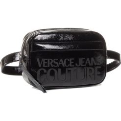 Saszetka nerka VERSACE JEANS COUTURE - E1VVBBM2 71412 899. Czarne nerki damskie Versace Jeans Couture, bez wzorów, z jeansu, młodzieżowe, bez dodatków. W wyprzedaży za 439,00 zł.