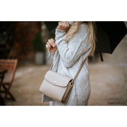 Skórzana listonoszka beż nude. Listonoszki damskie Pakamera, bez wzorów, ze skóry, na ramię, bez dodatków. Za 599,00 zł.