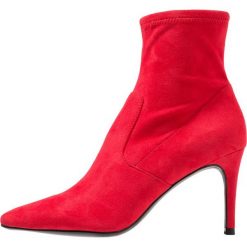 Steve Madden LAVA Botki red. Czerwone botki damskie na zamek Steve Madden, z materiału, klasyczne. Za 419,00 zł.