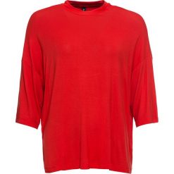 Shirt oversize bonprix truskawkowy. Czerwone koszulki damskie marki bonprix, bez wzorów, bez kołnierzyka. Za 44,99 zł.
