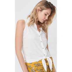 Koszula z wiązaniem -. Koszule damskie Sinsay, s, bez wzorów, bez kołnierzyka, bez rękawów. W wyprzedaży za 15,99 zł.