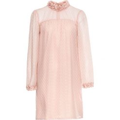 Sukienka szyfonowa w kwiaty bonprix stary jasnoróżowy. Różowe sukienki damskie bonprix, w kwiaty, z szyfonu, retro, bez kołnierzyka, bez rękawów. Za 47,99 zł.