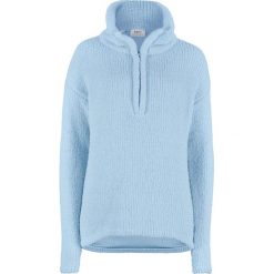 Sweter z puszystej przędzy bonprix pudrowy niebieski. Niebieskie swetry damskie bonprix, bez wzorów, bez rękawów, bez kaptura. Za 69,99 zł.
