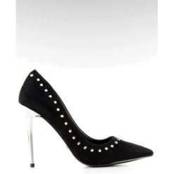 Zamszowe szpilki z ćwiekami czarne nf-04p Black. Czarne czółenka damskie ButyModne, bez wzorów, z zamszu, eleganckie, bez obcasa, na obcasie, bez zapięcia. W wyprzedaży za 99,00 zł.