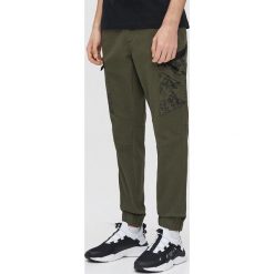 Joggery slim cargo - Khaki. Brązowe spodnie męskie Cropp, m. Za 149,99 zł.