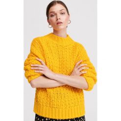 Sweter o grubym splocie - Żółty. Żółte swetry damskie Reserved, s, bez wzorów, ze splotem, bez rękawów, bez kaptura. Za 119,99 zł.