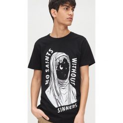 Koszulka Sinners - Czarny. Czarne koszulki męskie Cropp, s, bez wzorów, bez kołnierzyka, bez rękawów. W wyprzedaży za 35,99 zł.