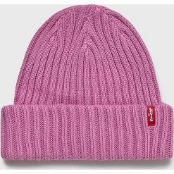 Levi's - Czapka. Różowe czapki damskie Levi's®, na zimę, bez wzorów, z bawełny. W wyprzedaży za 89,90 zł.