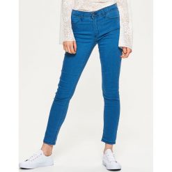 Denimowe jegginsy - Niebieski. Niebieskie legginsy Cropp, z jeansu. Za 59,99 zł.