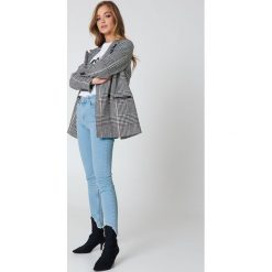 NA-KD Jeansy rurki z asymetrycznym wykończeniem - Blue. Zielone jeansy damskie rurki marki Emilie Briting x NA-KD, l. W wyprzedaży za 81,18 zł.