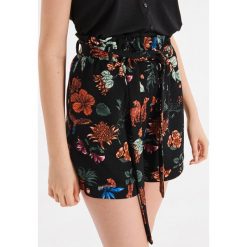 Szorty paperbag z nadrukiem - Czarny. Czarne szorty damskie Cropp, z nadrukiem. Za 79,99 zł.