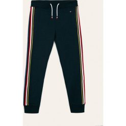 Tommy Hilfiger - Spodnie dziecięce 128-176 cm. Niebieskie spodnie chłopięce z bawełny, casualowe. W wyprzedaży za 269,90 zł.