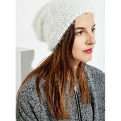 Czapka opadająca z tyłu. Białe czapki damskie Moodo, bez wzorów. Za 5,99 zł.